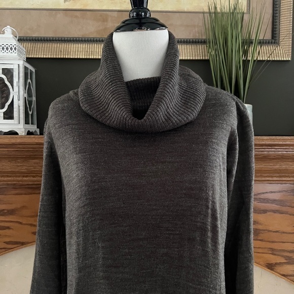 BB Dakota Women's Brown Lightweight Sleeveless Cowl Neck Sweater with Cape Sz. M - Picture 2 of 10